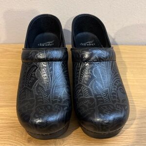 Dansko Professional Clogs Black Tooled Leather Embossed Women’s Sz 39